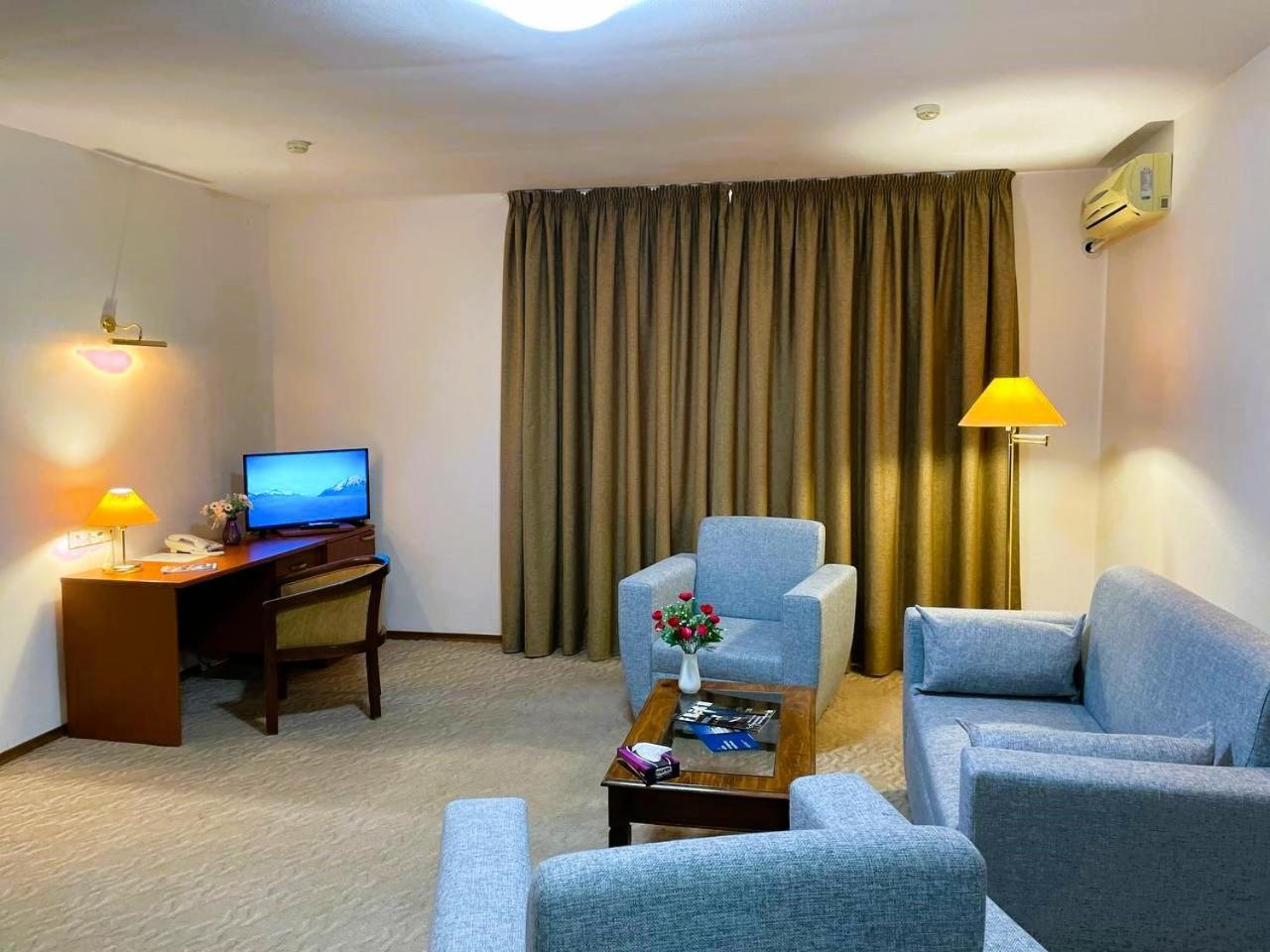 Tengri Hotel Atyraū Esterno foto