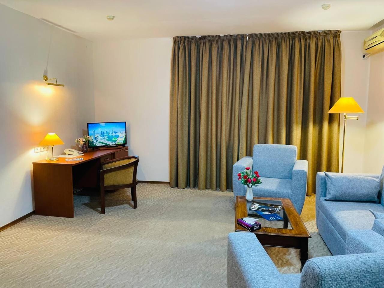 Tengri Hotel Atyraū Esterno foto