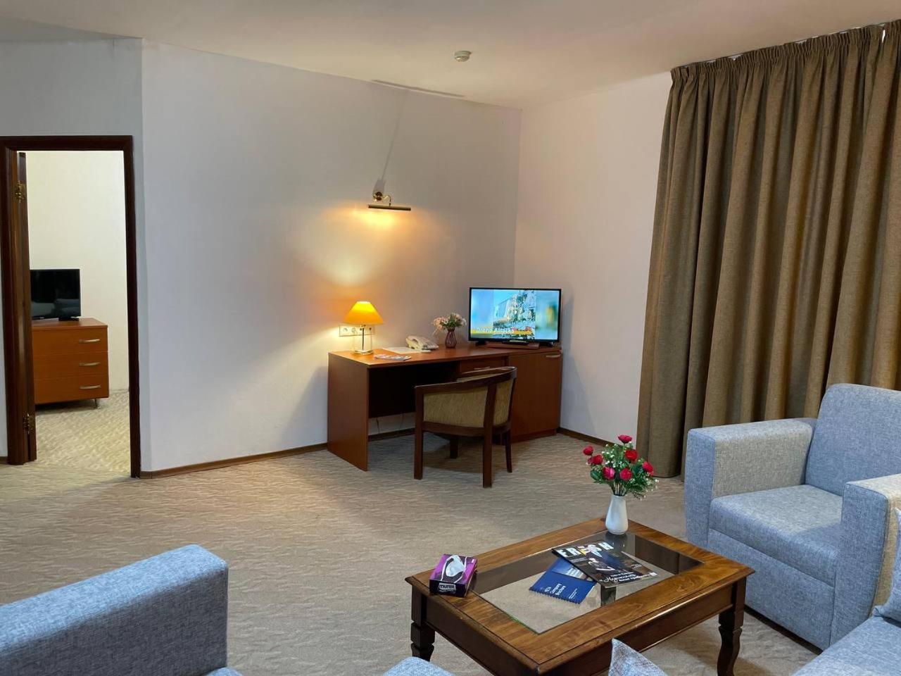Tengri Hotel Atyraū Esterno foto