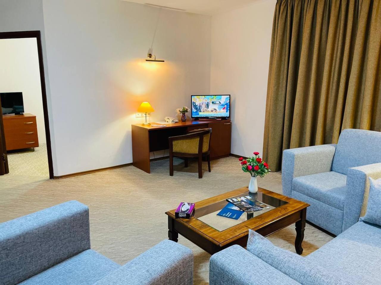 Tengri Hotel Atyraū Esterno foto
