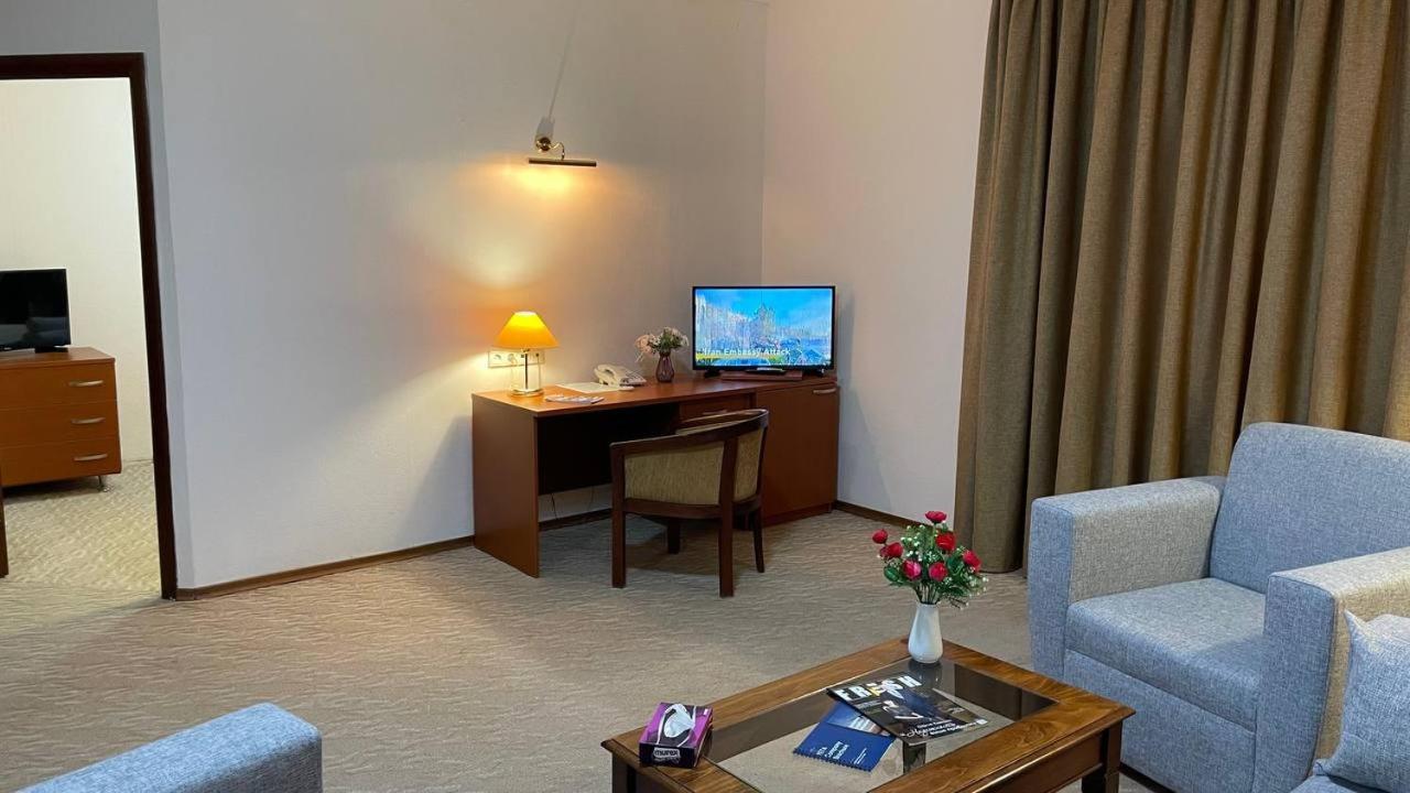 Tengri Hotel Atyraū Esterno foto
