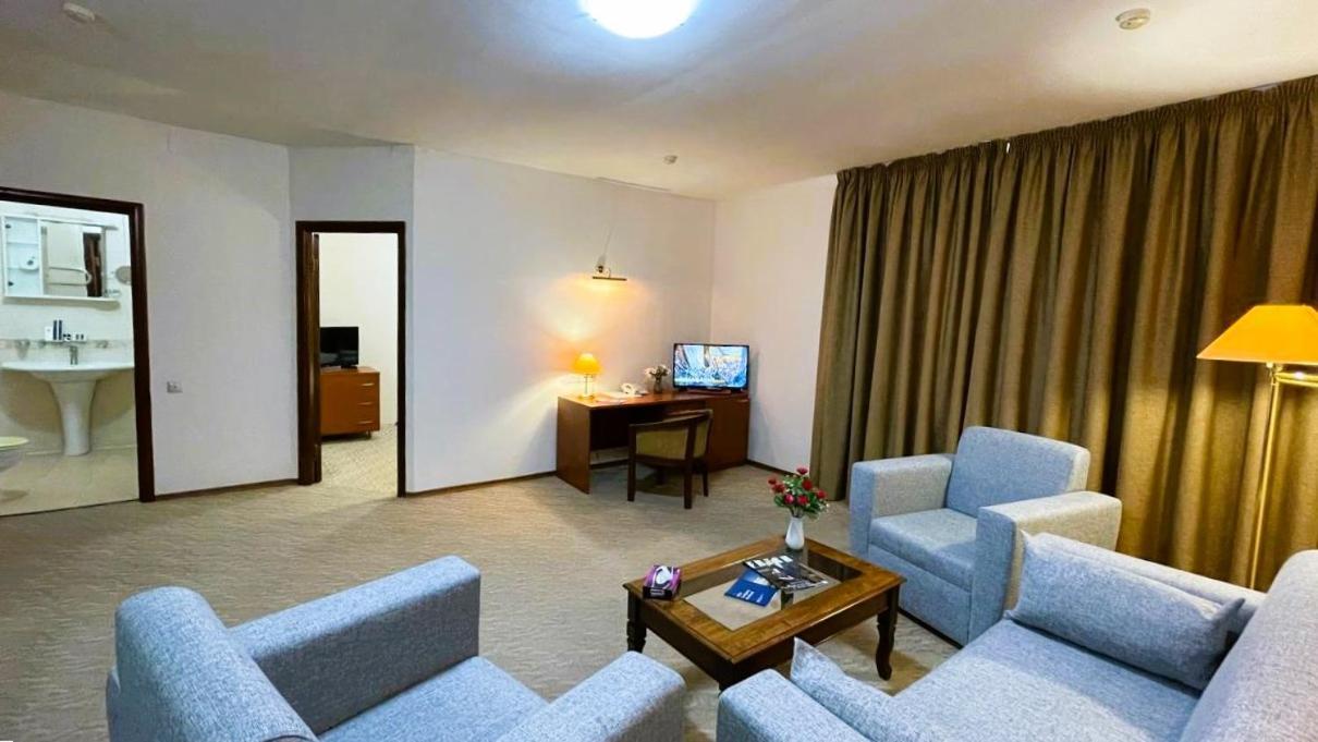 Tengri Hotel Atyraū Esterno foto