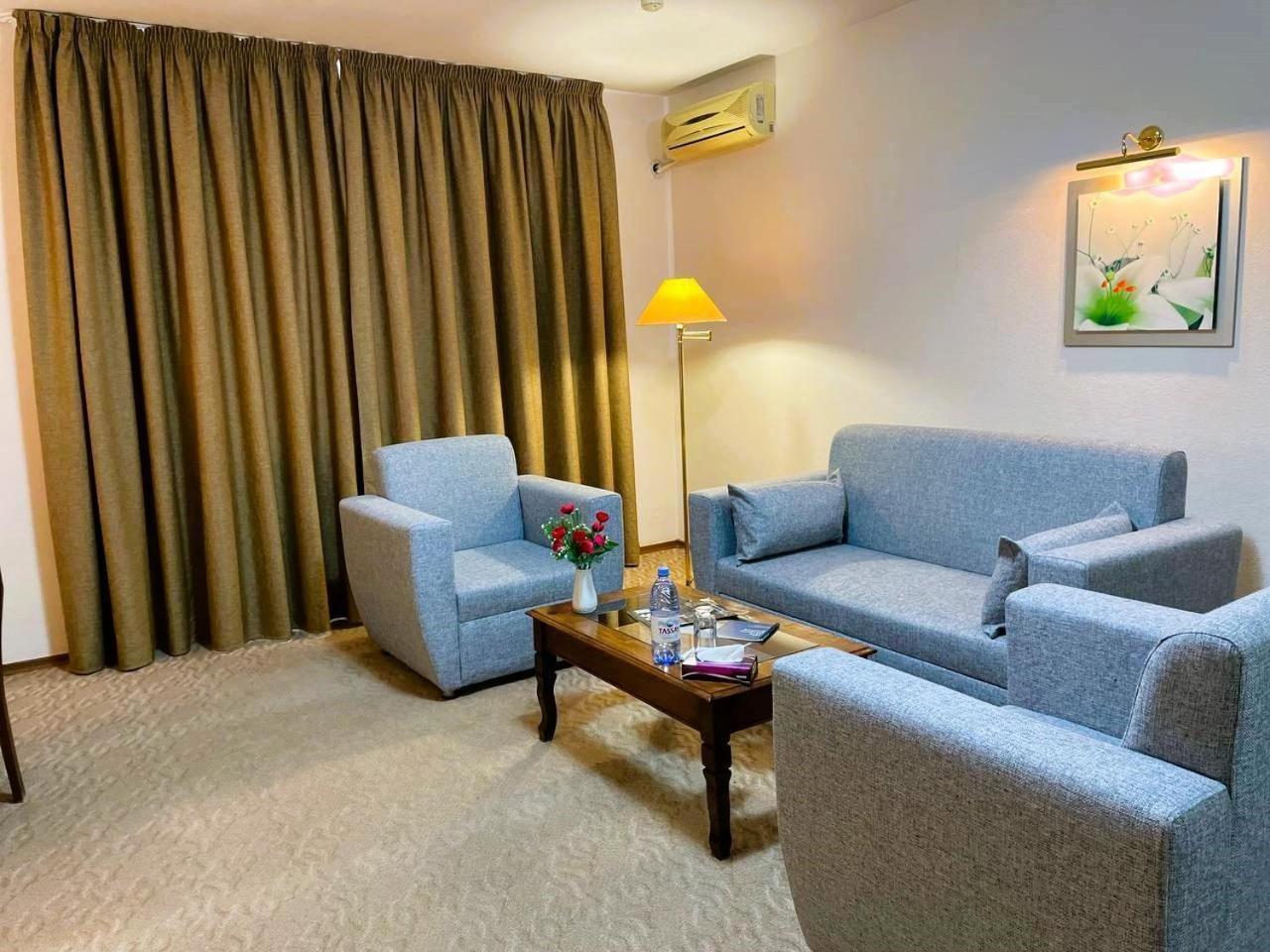 Tengri Hotel Atyraū Esterno foto